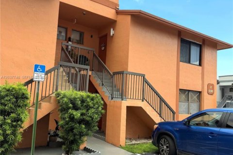 Condo in Hialeah, Florida, 2 bedrooms № 2260045 - photo 3