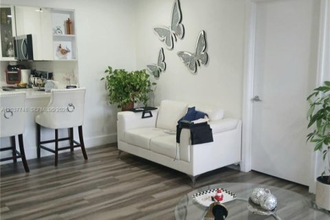 Condo in Hialeah, Florida, 2 bedrooms № 2260045 - photo 6