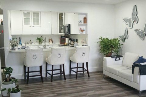 Condo in Hialeah, Florida, 2 bedrooms № 2260045 - photo 7