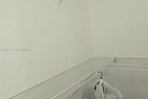 Condo in Hialeah, Florida, 2 bedrooms № 2260045 - photo 15