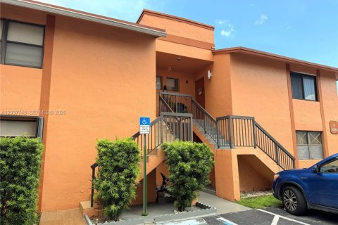 Condo in Hialeah, Florida, 2 bedrooms № 2260045 - photo 2