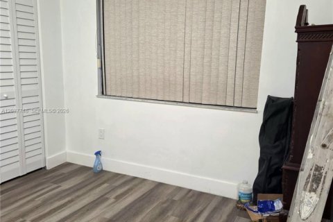 Condo in Hialeah, Florida, 2 bedrooms № 2260045 - photo 19