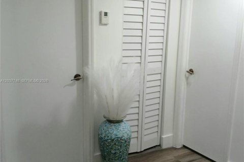 Condo in Hialeah, Florida, 2 bedrooms № 2260045 - photo 11