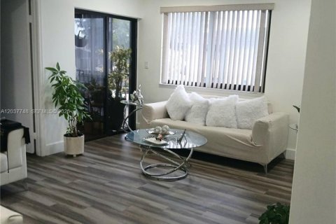 Condo in Hialeah, Florida, 2 bedrooms № 2260045 - photo 4