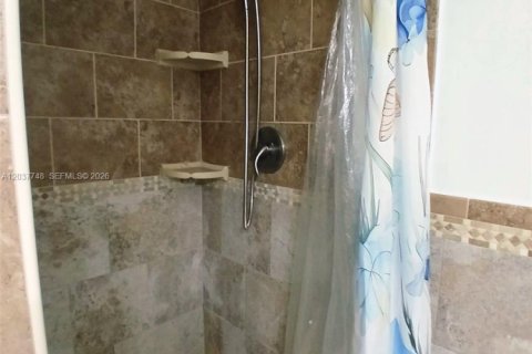 Condo in Hialeah, Florida, 2 bedrooms № 2260045 - photo 17