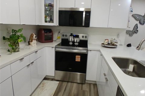 Condo in Hialeah, Florida, 2 bedrooms № 2260045 - photo 9