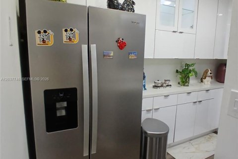 Condo in Hialeah, Florida, 2 bedrooms № 2260045 - photo 10