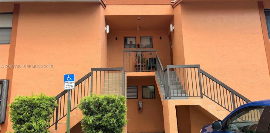 Condo in Hialeah, Florida, 2 bedrooms № 2260045