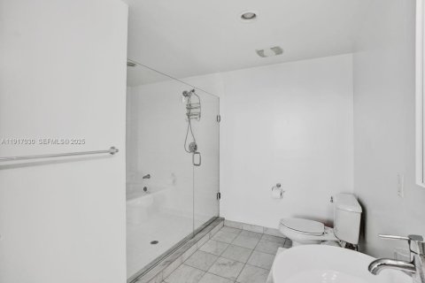 Condo in Miami, Florida, 2 bedrooms  № 1989548 - photo 10