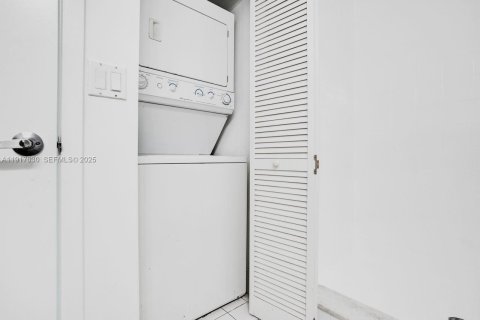 Condo in Miami, Florida, 2 bedrooms  № 1989548 - photo 24