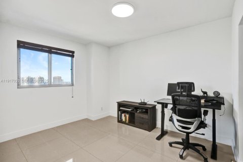 Condo in Miami, Florida, 2 bedrooms  № 1989548 - photo 19