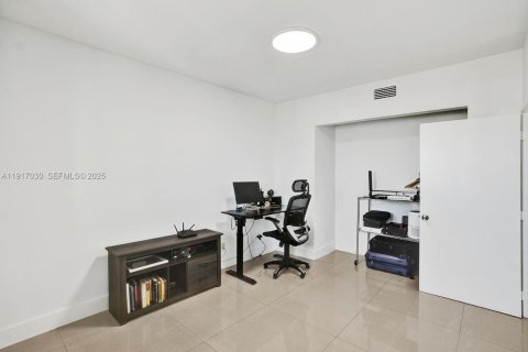 Condo in Miami, Florida, 2 bedrooms  № 1989548 - photo 20