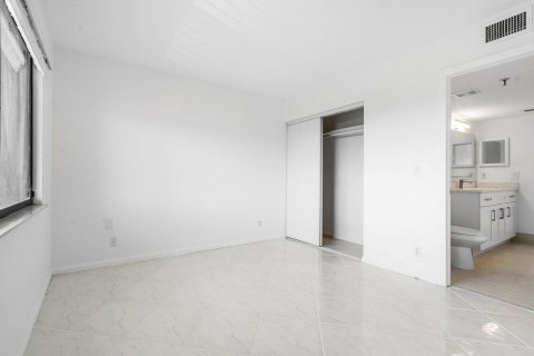 Condo in Delray Beach, Florida, 2 bedrooms № 2248390 - photo 15