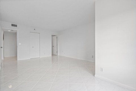 Condo in Delray Beach, Florida, 2 bedrooms № 2248390 - photo 8
