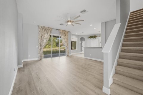 House in New Port Richey, Florida 4 bedrooms, 289.3 sq.m. № 2209748 - photo 9