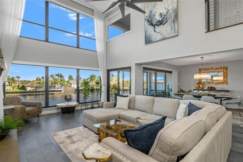 Condominio en venta en Cape Coral, Florida, 4 dormitorios, 214.14 m2 № 1732795 - foto 1