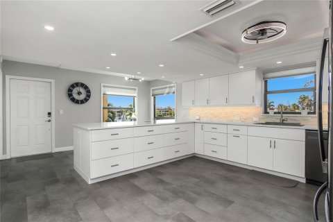 Condominio en venta en Cape Coral, Florida, 4 dormitorios, 214.14 m2 № 1732795 - foto 12