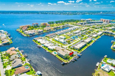 Condominio en venta en Cape Coral, Florida, 4 dormitorios, 214.14 m2 № 1732795 - foto 2