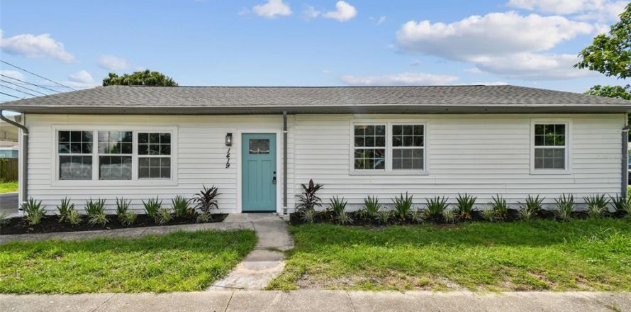House in Gulfport, Florida 2 bedrooms, 120.77 sq.m. № 1887001