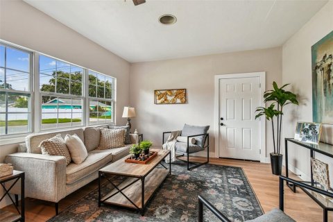 House in Gulfport, Florida 2 bedrooms, 120.77 sq.m. № 1887001 - photo 7