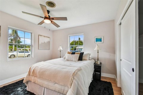 House in Gulfport, Florida 2 bedrooms, 120.77 sq.m. № 1887001 - photo 9