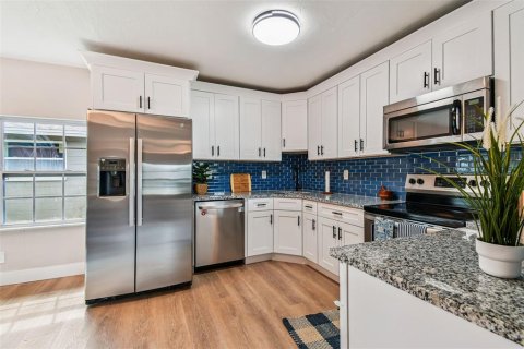 House in Gulfport, Florida 2 bedrooms, 120.77 sq.m. № 1887001 - photo 3