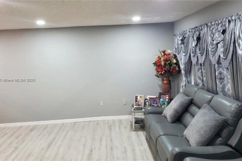 Condo in North Miami, Florida, 1 bedroom  № 1699398 - photo 17
