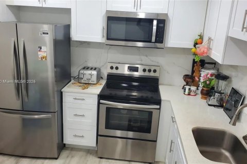 Condo in North Miami, Florida, 1 bedroom  № 1699398 - photo 8