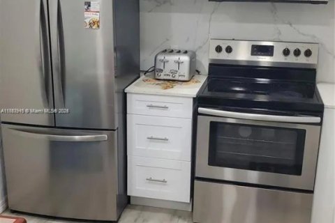 Condo in North Miami, Florida, 1 bedroom  № 1699398 - photo 7
