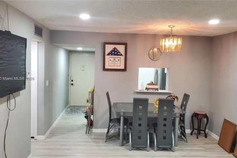 Condo in North Miami, Florida, 1 bedroom  № 1699398 - photo 12