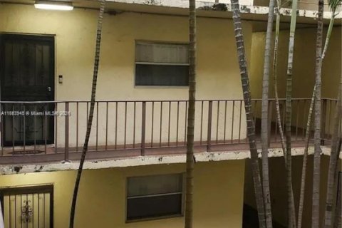 Condo in North Miami, Florida, 1 bedroom  № 1699398 - photo 2