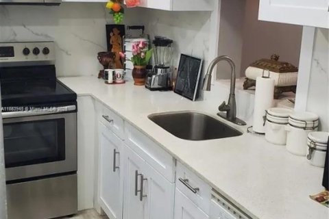 Condo in North Miami, Florida, 1 bedroom  № 1699398 - photo 9