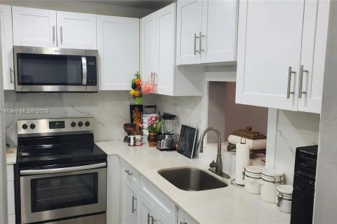 Condo in North Miami, Florida, 1 bedroom  № 1699398 - photo 10