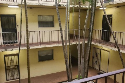 Condo in North Miami, Florida, 1 bedroom  № 1699398 - photo 1