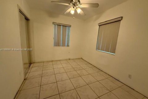 Casa en venta en Miami, Florida, 6 dormitorios, 209.03 m2 № 1887332 - foto 12