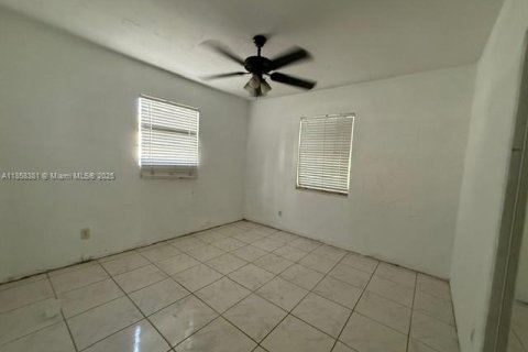 Casa en venta en Miami, Florida, 6 dormitorios, 209.03 m2 № 1887332 - foto 13