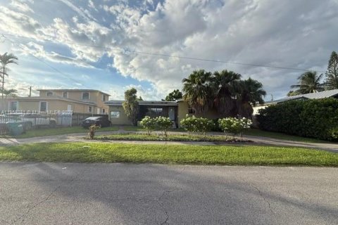 Casa en venta en Miami, Florida, 6 dormitorios, 209.03 m2 № 1887332 - foto 1