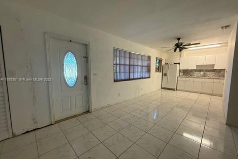 Casa en venta en Miami, Florida, 6 dormitorios, 209.03 m2 № 1887332 - foto 10