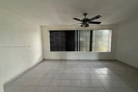 Casa en venta en Miami, Florida, 6 dormitorios, 209.03 m2 № 1887332 - foto 8