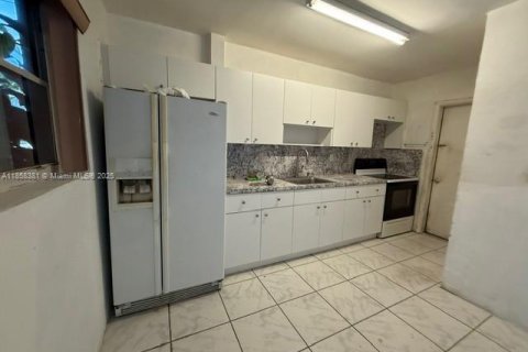 Casa en venta en Miami, Florida, 6 dormitorios, 209.03 m2 № 1887332 - foto 5