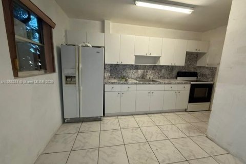 Casa en venta en Miami, Florida, 6 dormitorios, 209.03 m2 № 1887332 - foto 6