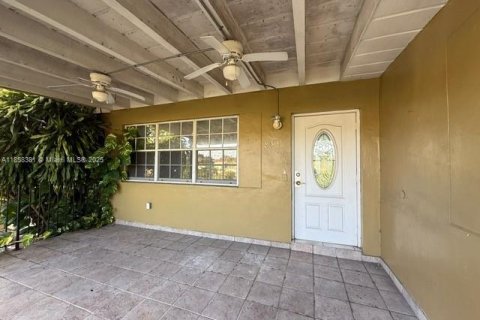 Casa en venta en Miami, Florida, 6 dormitorios, 209.03 m2 № 1887332 - foto 2