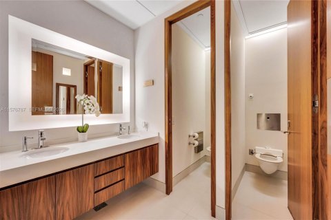 Propiedad comercial en venta en Coral Gables, Florida № 2090726 - foto 30