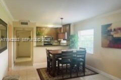 Copropriété à louer à Sunrise, Floride: 2 chambres, 85.84 m2 № 1999529 - photo 2