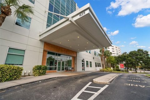 Propiedad comercial en alquiler en Saint Petersburg, Florida, 344.11 m2 № 1340359 - foto 1