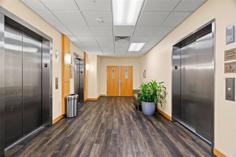 Propiedad comercial en alquiler en Saint Petersburg, Florida, 344.11 m2 № 1340359 - foto 8