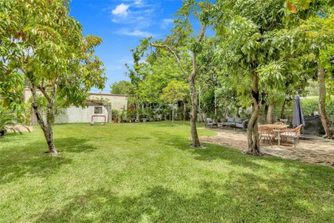 House in Coral Gables, Florida 4 bedrooms, 219.81 sq.m. № 1817101 - photo 15