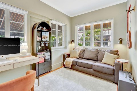 House in Coral Gables, Florida 4 bedrooms, 219.81 sq.m. № 1817101 - photo 11