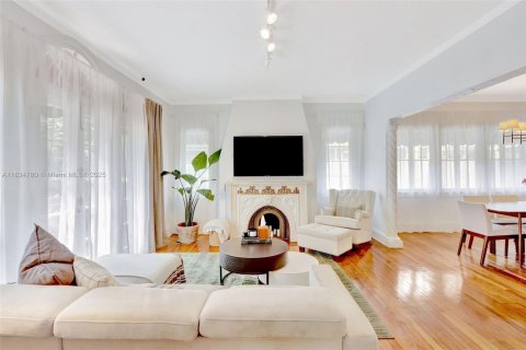 House in Coral Gables, Florida 4 bedrooms, 219.81 sq.m. № 1817101 - photo 3