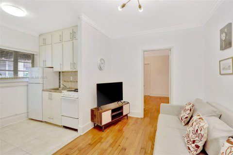 House in Coral Gables, Florida 4 bedrooms, 219.81 sq.m. № 1817101 - photo 12